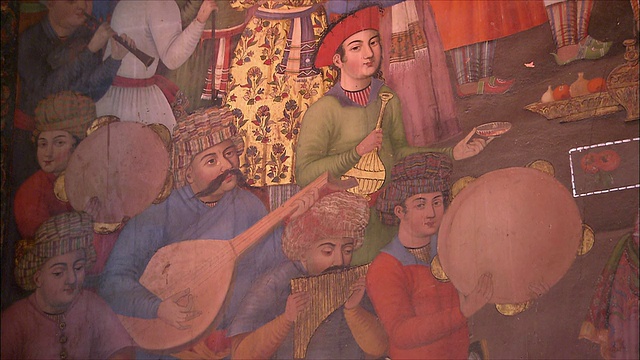 伊朗伊斯法罕Chehel Sotoun馆的壁画，描绘了男子在演奏乐器视频下载