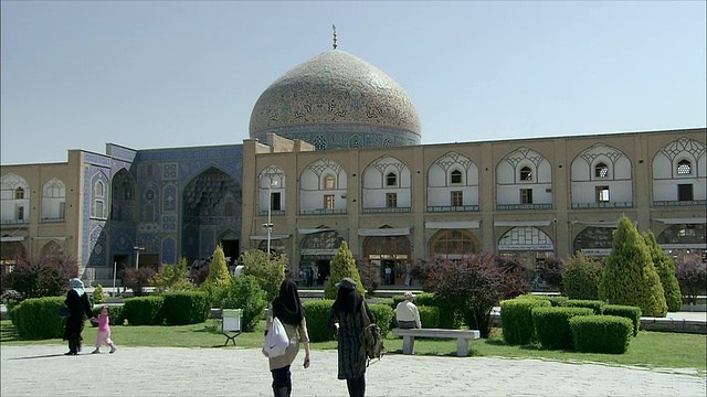 伊朗伊斯法罕Sheikh Loftolla清真寺外的WS视频素材