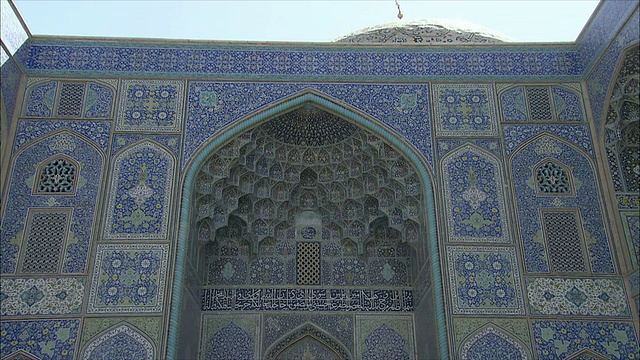 伊朗伊斯法罕，人们进入Sheikh Loftolla清真寺视频素材