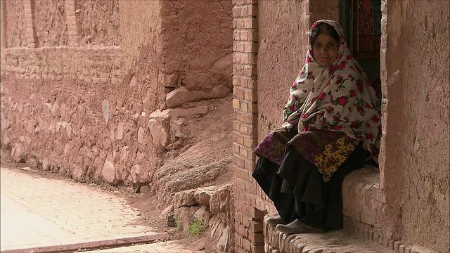 坐在门口的高级妇女的画像，阿比亚内，伊朗视频素材