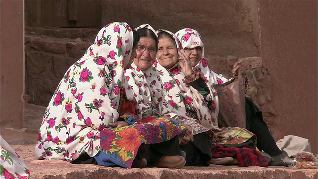 伊朗Abyaneh，妇女们戴着头巾坐在一起视频素材