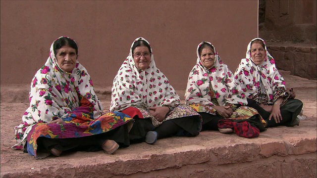 伊朗阿比亚内的一幅妇女戴头巾坐在一起的肖像视频素材