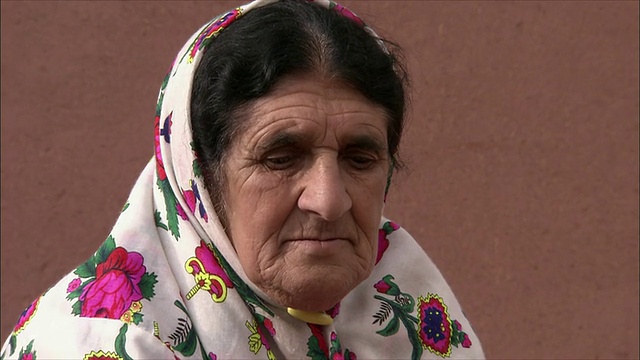 伊朗，Abyaneh, CU戴头巾的高级妇女肖像视频素材