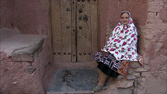 伊朗，Abyaneh，一名妇女坐在屋外视频素材