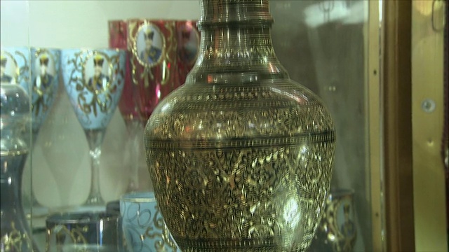 伊朗设拉子市集上出售的华丽花瓶视频下载