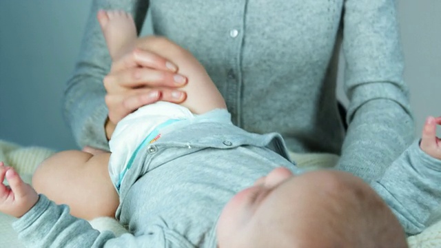 比利时布拉班特，布鲁塞尔，母亲正在给2-5个月大的儿子换尿布视频素材