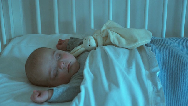 MS TD男婴(2-5个月)睡在比利时布鲁塞尔布拉班特的婴儿床上视频素材