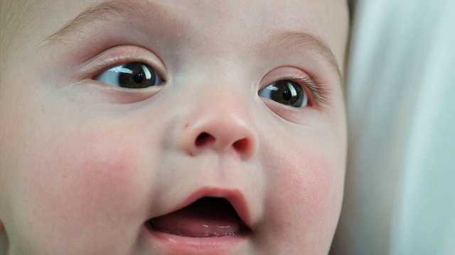 ECU微笑男婴(2-5个月)，比利时布拉班特布鲁塞尔视频素材
