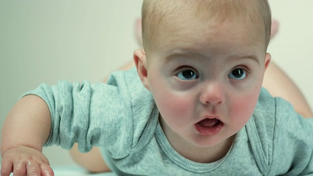 CU男婴(2-5个月)俯卧，比利时布拉班特布鲁塞尔视频素材