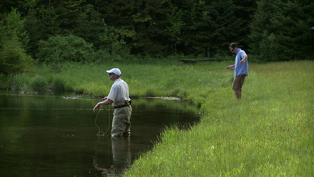 两名男子在美国佛蒙特州莫里斯敦的森林湖乘飞机钓鱼视频下载