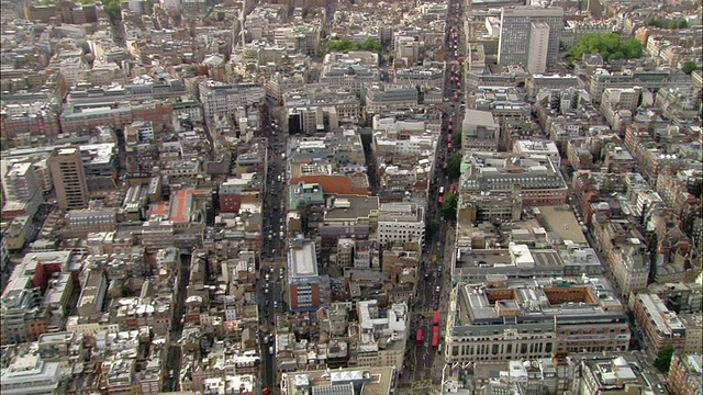 航拍人群和公交车在牛津街/缩小城市景观/伦敦，英国视频下载