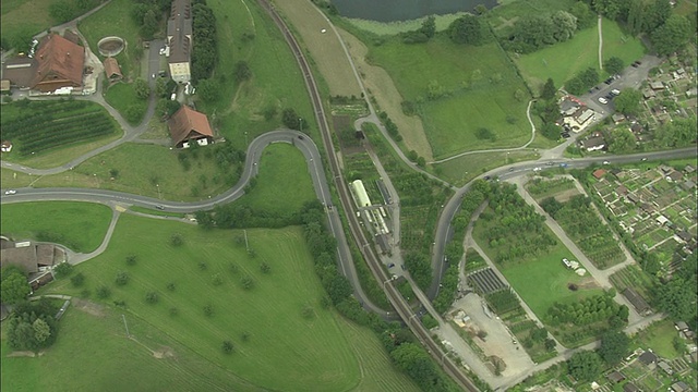 瑞士卢塞恩，火车轨道上蜿蜒的公路鸟瞰图视频下载