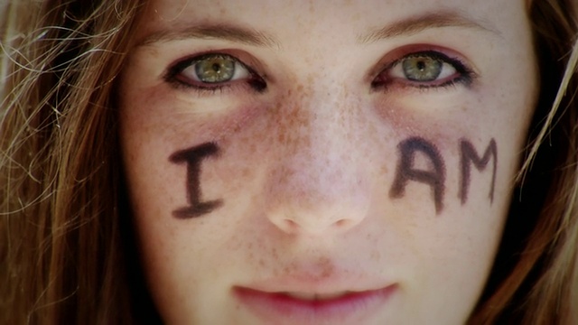 美国加州拉古纳海滩，一名少女脸上写着“我是”视频素材