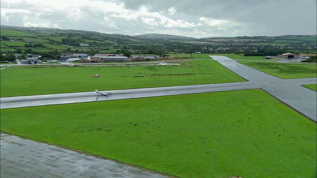 一架飞机在爱尔兰德里市机场降落视频下载