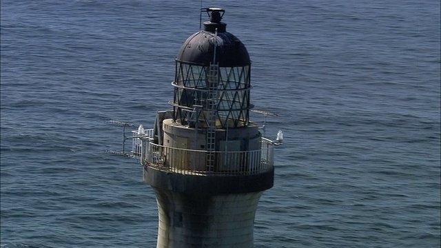 空中近距离拍摄Dubh artarach灯塔顶部/缩小宽镜头灯塔/ Argyll和比特，苏格兰视频下载