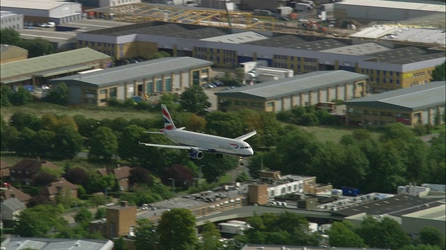英国航空公司一架飞机在英国伦敦希思罗机场降落视频下载