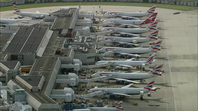 英国伦敦希思罗机场登机口的英国航空公司喷气式飞机视频下载