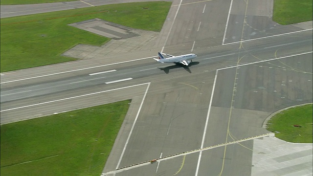 法国航空公司一架飞机在英国伦敦希思罗机场降落视频下载