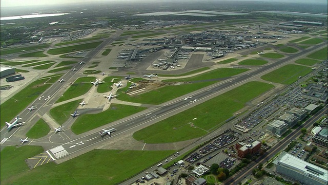 飞机在希思罗机场排队等待起飞/镜头缩小希思罗机场和地平线/英国伦敦视频下载