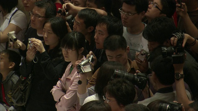 在北京车展上，参观者拍照留影，中国北京视频下载