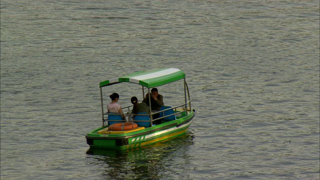 北京什刹海游船WS Three people in pedal boat on Lake Houhai, Beijing, China视频下载