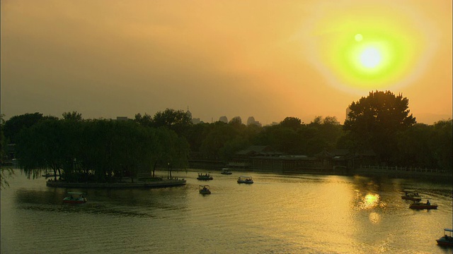 日落时分，人们在后海湖中的小船上，北京，中国视频下载