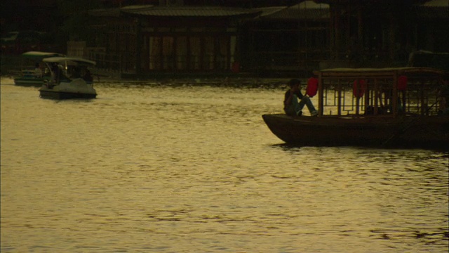 日落时分，人们在后海湖中的小船上，北京，中国视频下载