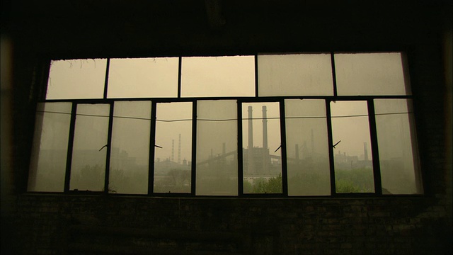 中国北京，从工业大楼肮脏的窗户看到的WS工厂视频下载