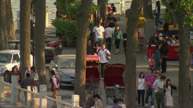WS HA PAN人们走在街上，北京，中国视频下载