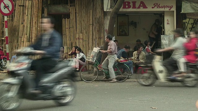越南河内，繁忙的街头场景，一名女子拿着啤酒视频素材