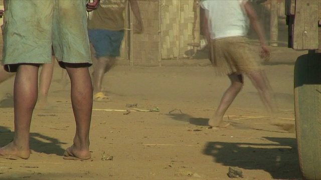 老挝北瓯村，男孩们在踢足球视频素材