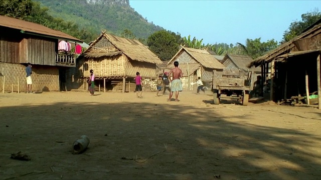 老挝北瓯村的男孩们在踢足球视频素材
