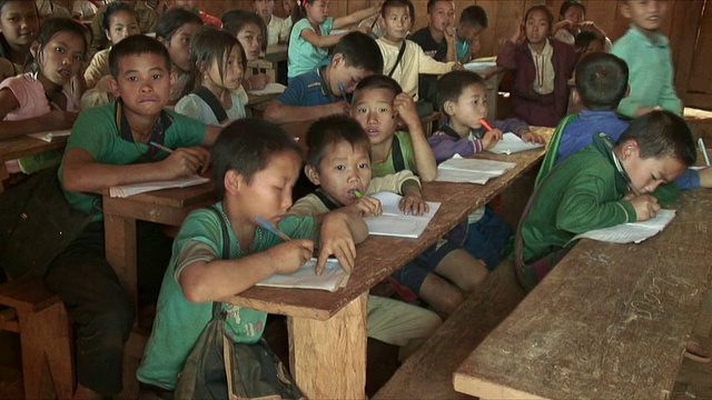 老师和小朋友们在老挝北瓯村的课堂上视频下载