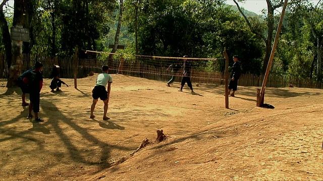 在老挝北瓯村，孩子们在踢排球视频素材