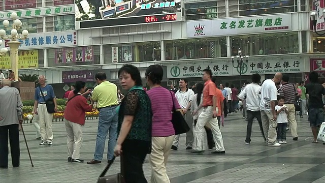 WS ZI CU PAN人群中的面孔，重庆，中国视频素材