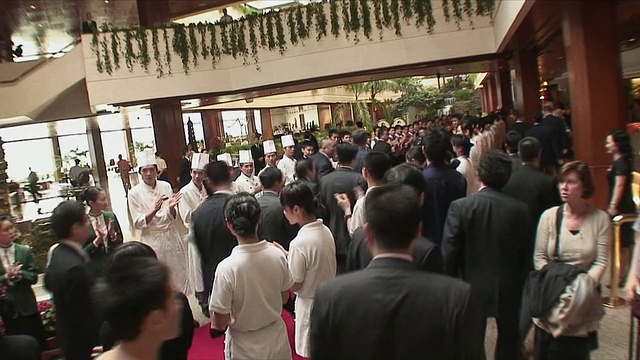 潘小姐酒店员工铺上红地毯迎接客人，中国广州视频素材