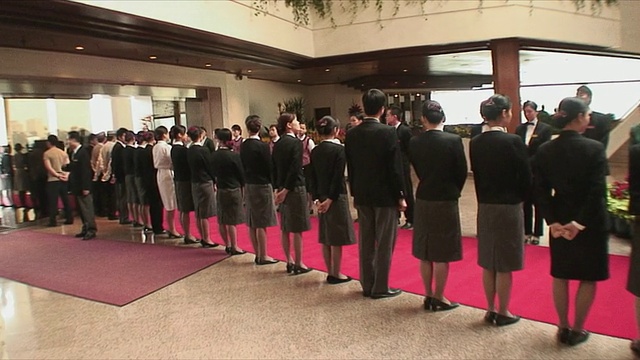 中国广州，WS PAN酒店员工内衬红地毯视频下载
