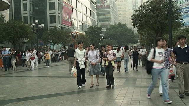 中国重庆，人行道上挤满了穿着闪闪发光裙子的女孩视频素材