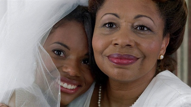 新娘头靠在母亲肩上的肖像视频素材
