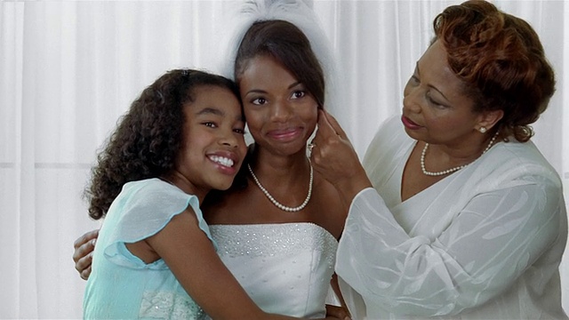新娘、母亲和妹妹在镜头前摆姿势视频素材