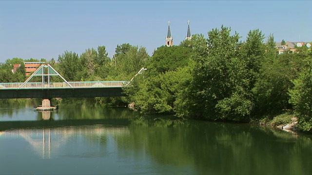 横跨河上的WS PAN百年步道桥，斯波坎，美国华盛顿视频下载