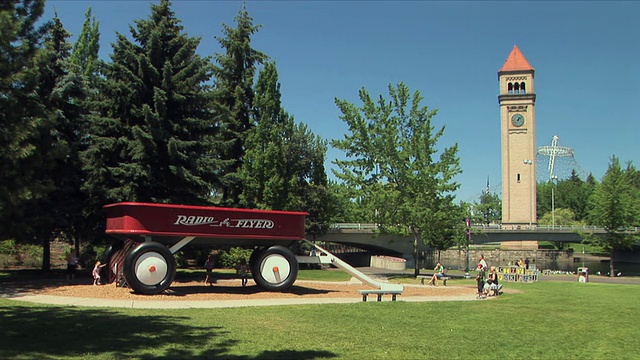 美国华盛顿州斯波坎市的河边公园，装有滑梯和猴架的巨大马车视频下载