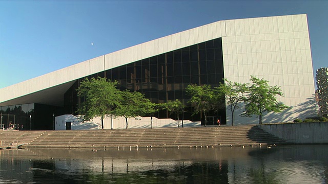 路过表演艺术中心大楼的人们，斯波坎，美国华盛顿视频下载