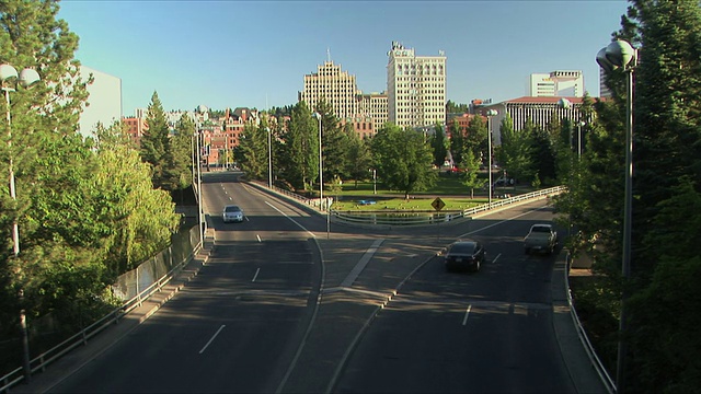 美国华盛顿州斯波坎市WS HA城市道路，以市中心建筑为背景视频下载