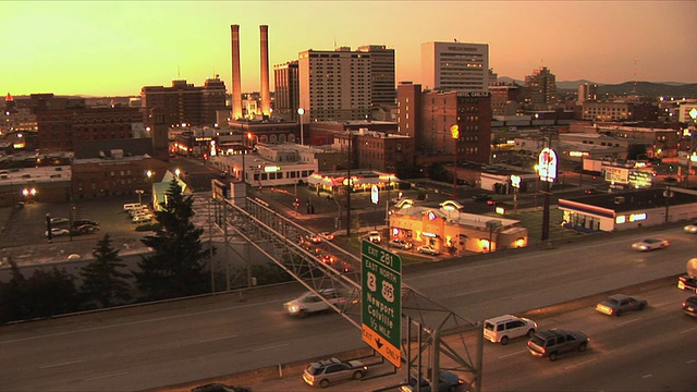 日落时分，美国华盛顿州斯波坎市高速公路上的交通景观视频下载