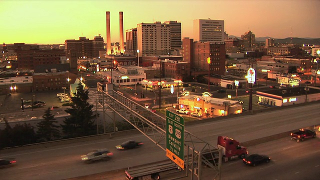 日落时分，美国华盛顿州斯波坎市高速公路上的交通视频下载