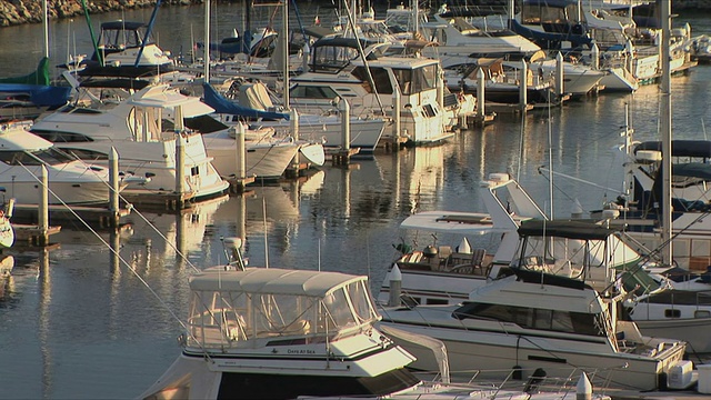 MS HA游艇停泊在美国加州圣地亚哥码头视频素材