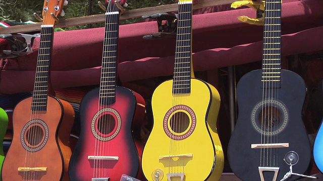CU ZO吉他挂在市场摊位，圣地亚哥，加利福尼亚州，美国视频素材