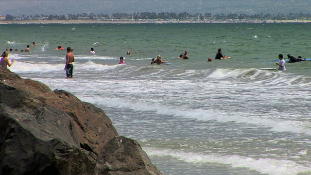 美国加州，圣地亚哥，科罗纳多海滩，人们在海里游泳视频下载
