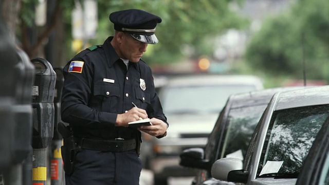 潘警官开停车罚单/美国德克萨斯州达拉斯视频下载